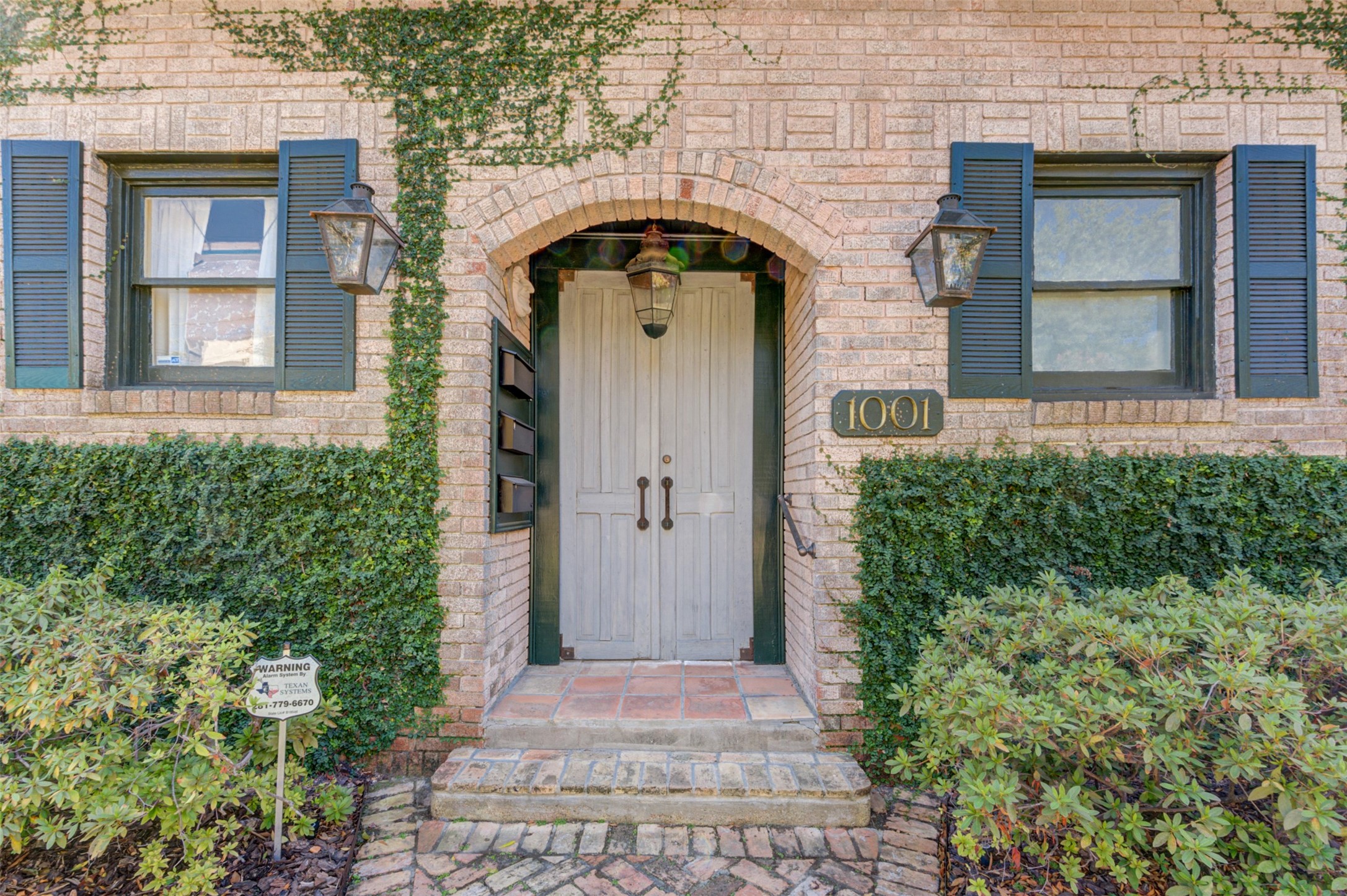 1001 Bomar Street, Unit B Houston, TX 77006 - Photo 3 of 19 a front view of a house with garden