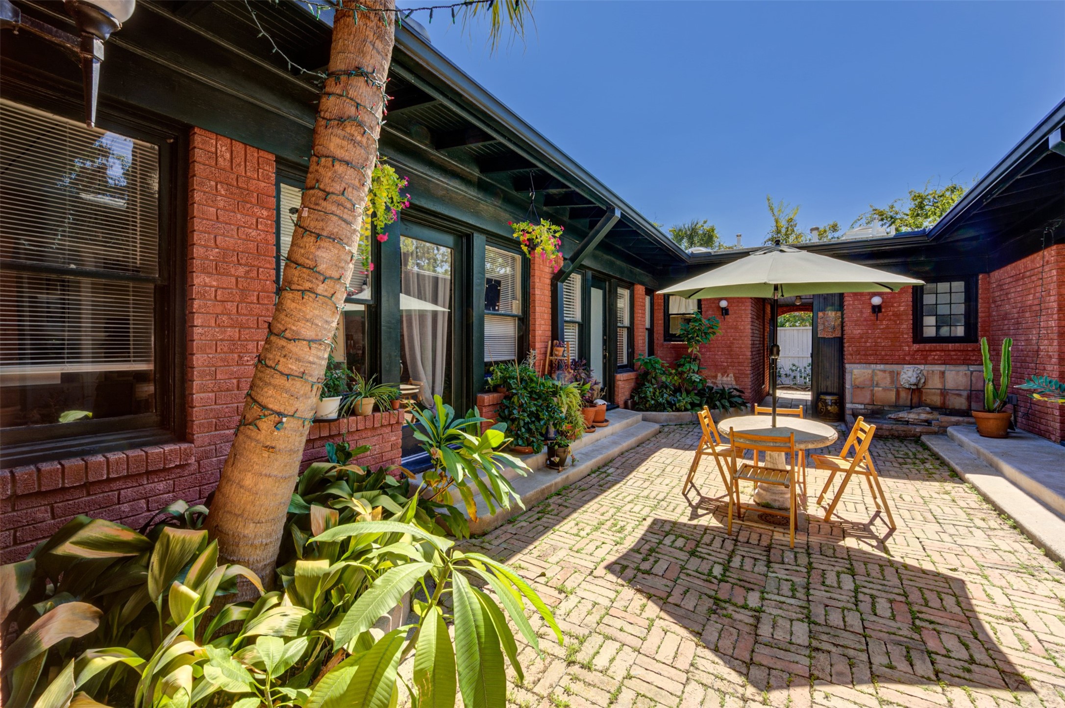 1001 Bomar Street, Unit B Houston, TX 77006 - Photo 4 of 19 a view of a chairs and table in the patio