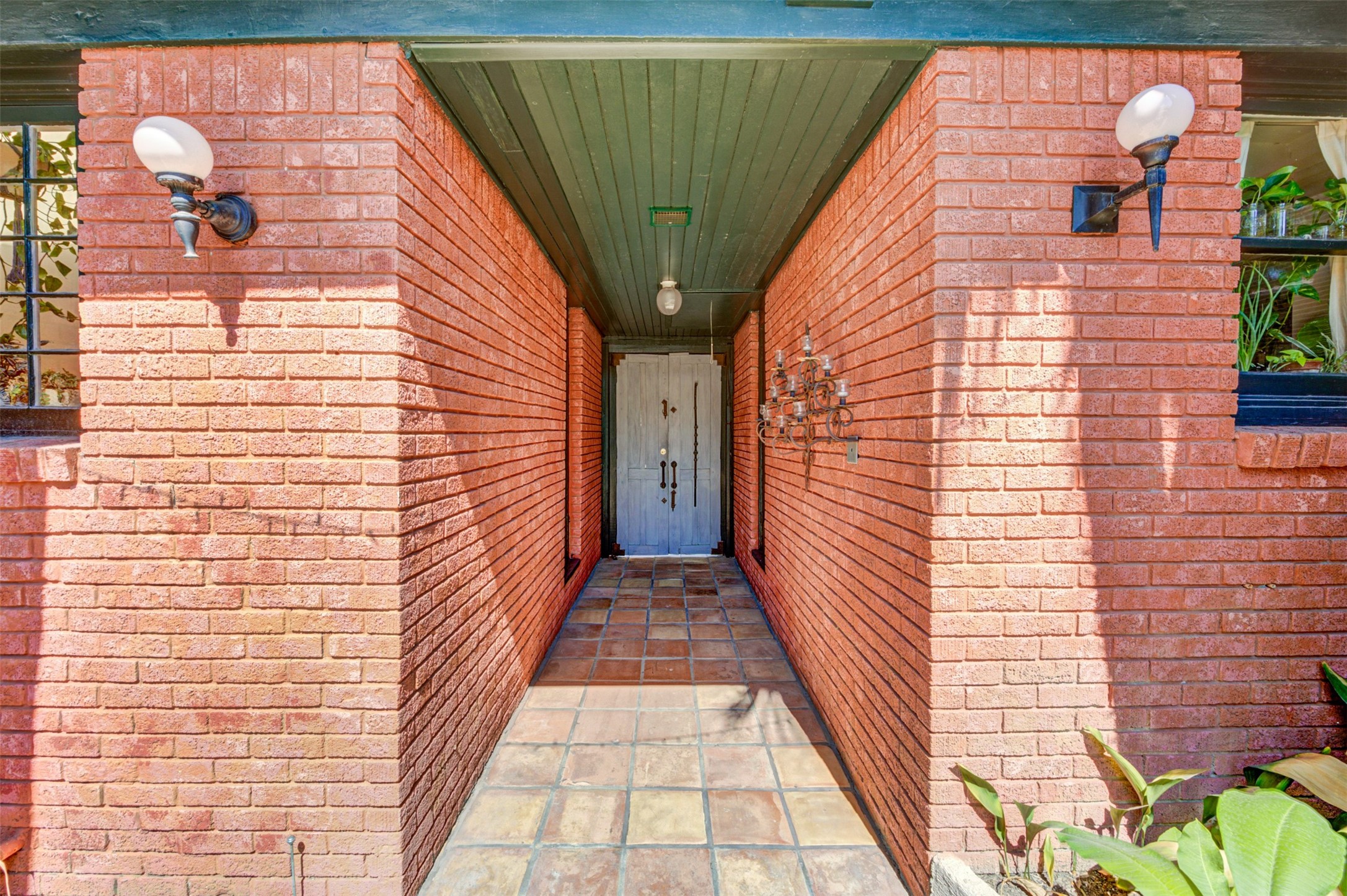 1001 Bomar Street, Unit B Houston, TX 77006 - Photo 5 of 19 Looking towards front door from inside patio