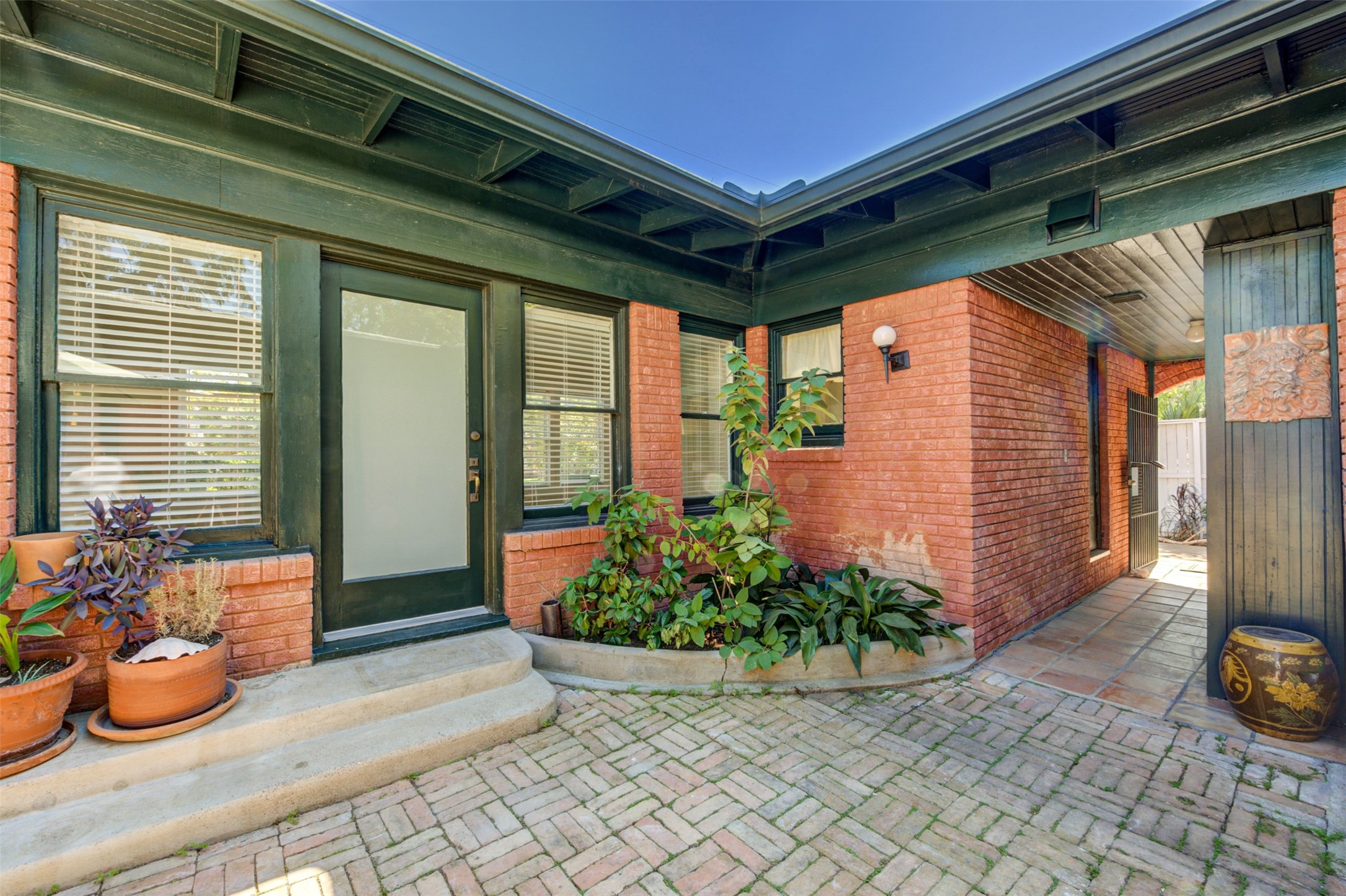 1001 Bomar Street, Unit B Houston, TX 77006 - Photo 6 of 19 Apt B is at back end of courtyard on left.