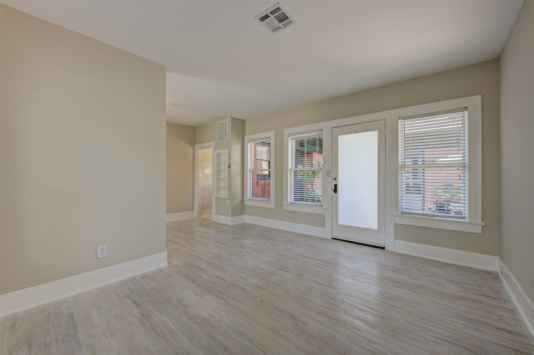 1001 Bomar Street, Unit B Houston, TX 77006 - Photo 8 of 19 an empty room with wooden floor and windows