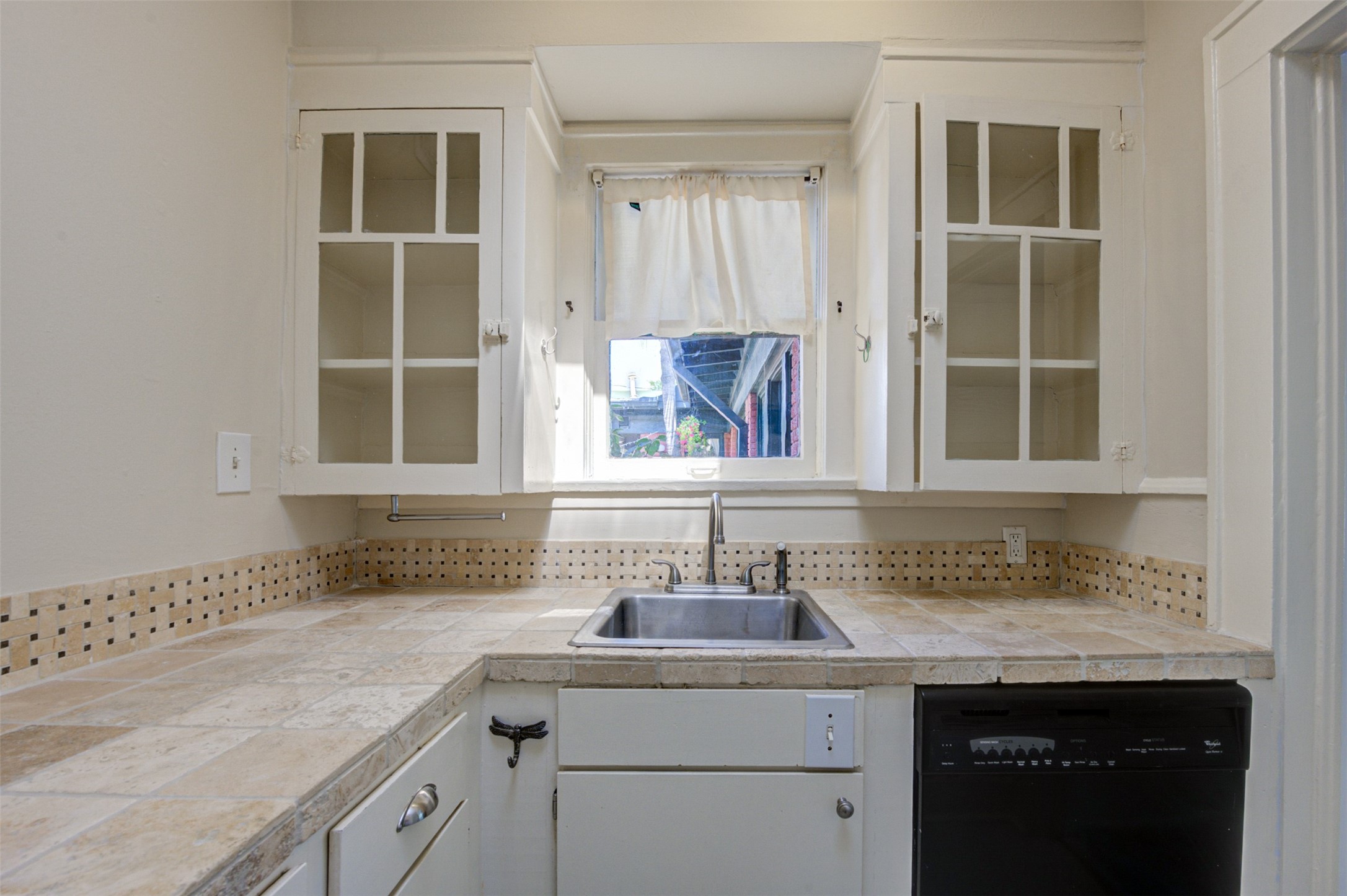 1001 Bomar Street, Unit B Houston, TX 77006 - Photo 10 of 19 Such a joy to look out the kitchen window.