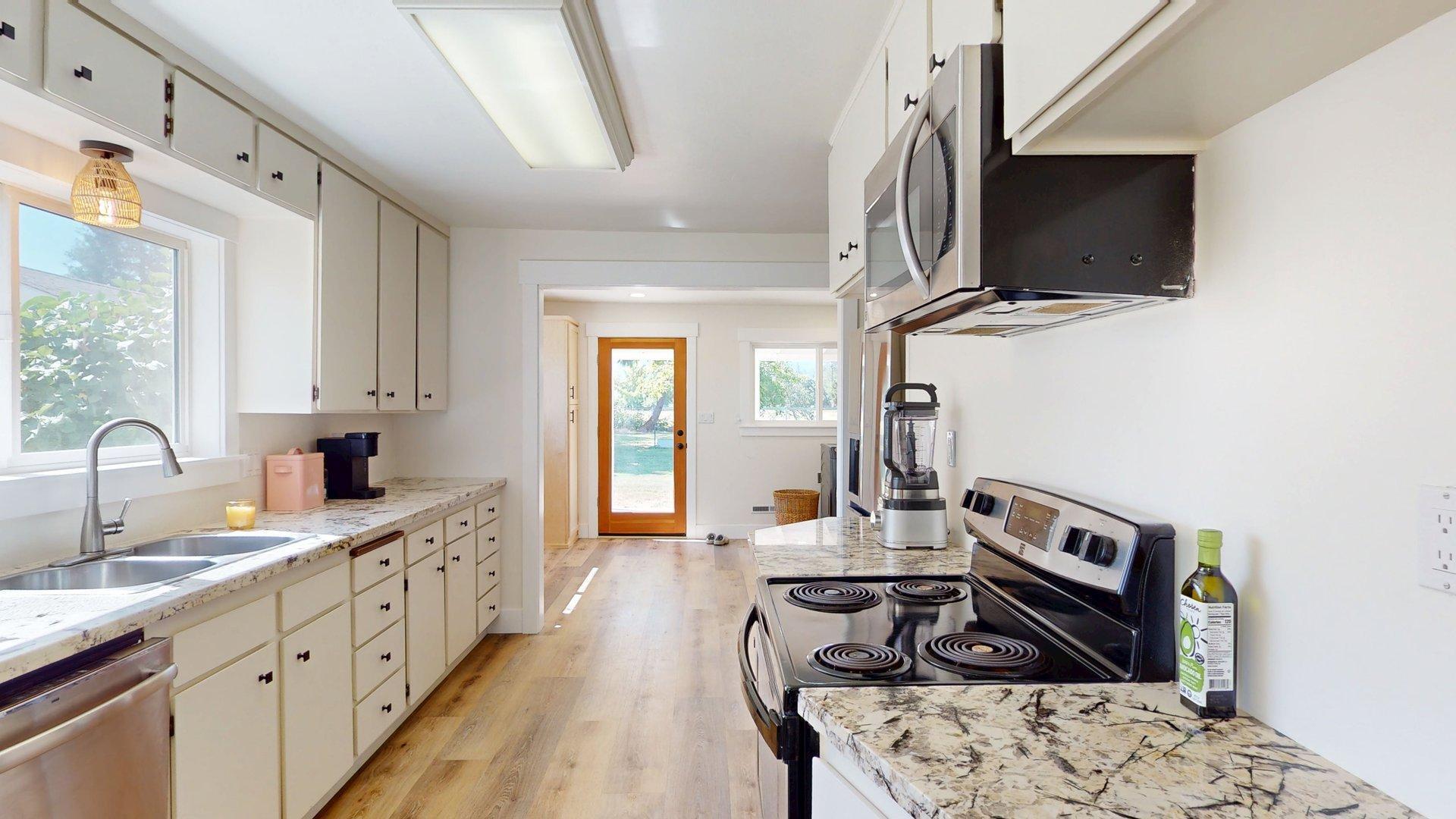 3361 Leonard Road Grants Pass, OR 97527 - Photo 35 of 64 Kitchen