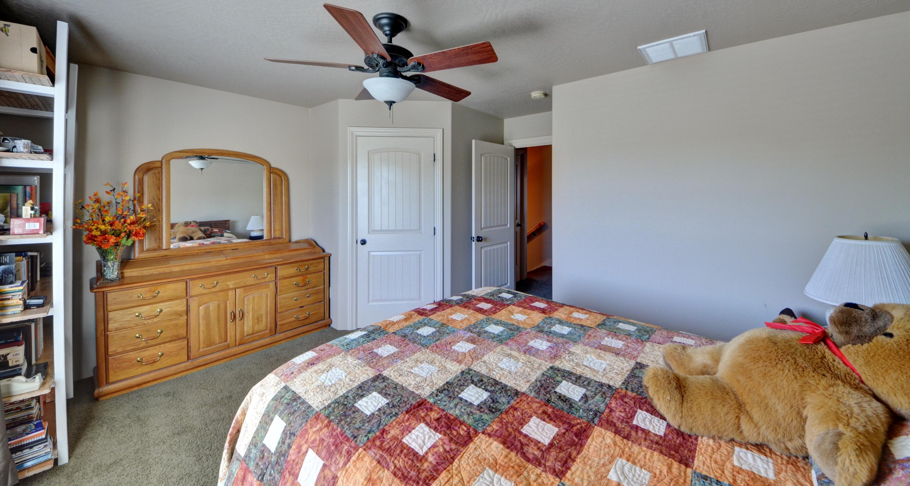 920 Buck Point Street Central Point, OR 97502 - Photo 32 of 40 034