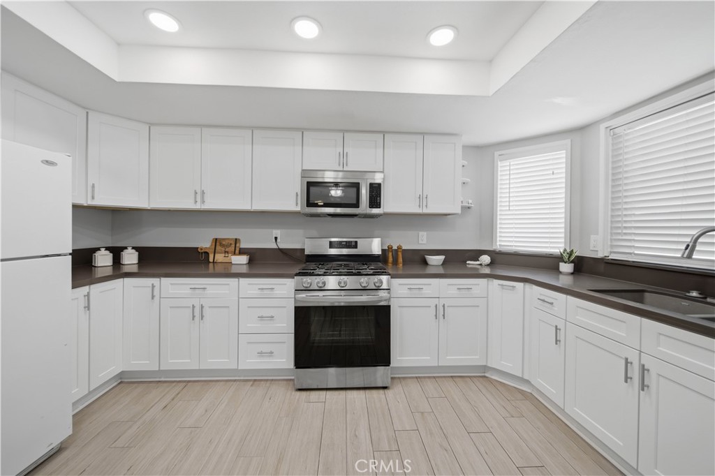 18405 Owatonna Road Apple Valley, CA 92307 - Photo 10 of 41