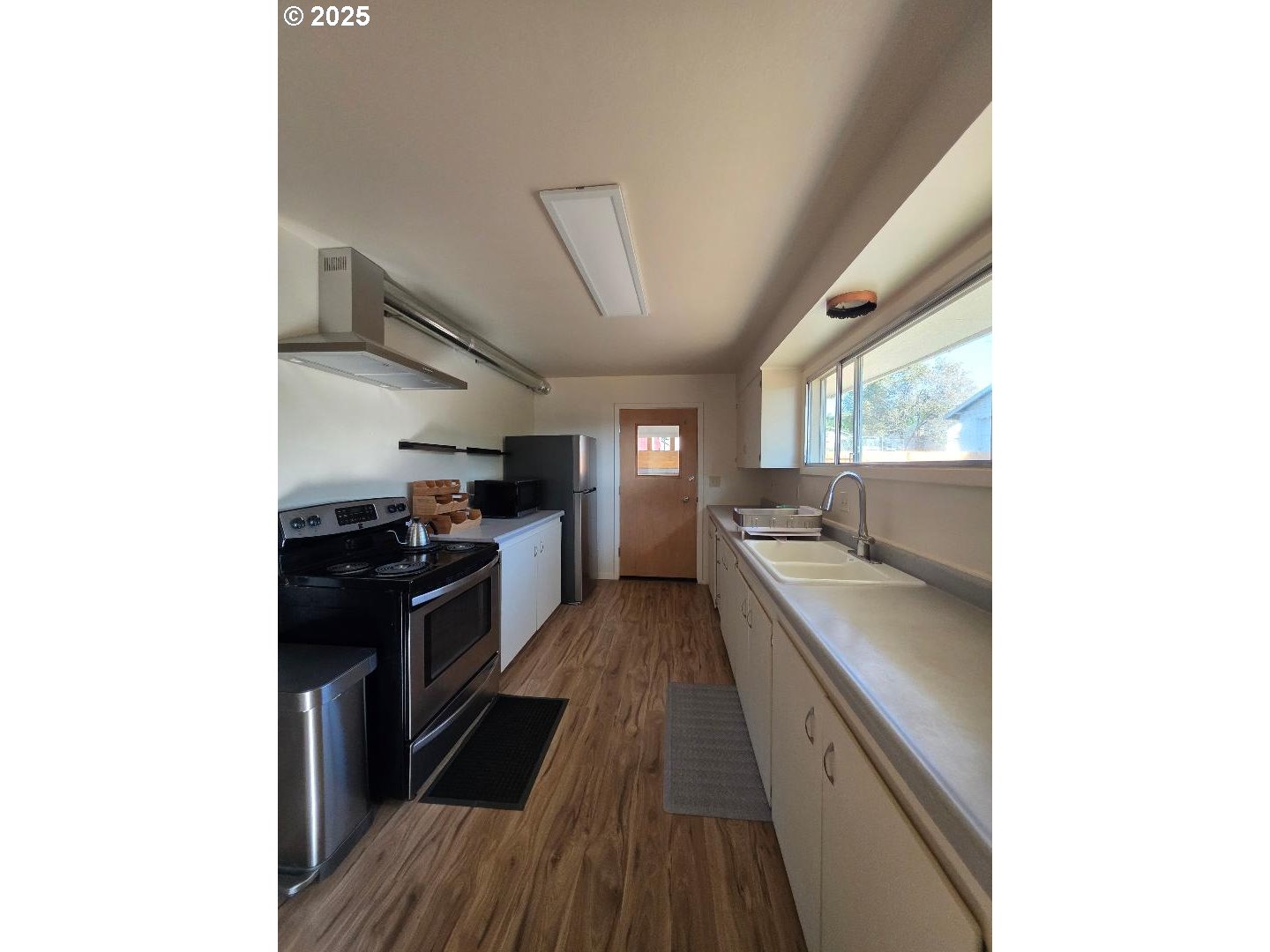 614 Staats Avenue Maupin, OR 97037 - Photo 29 of 39 a kitchen with granite countertop a stove and a refrigerator