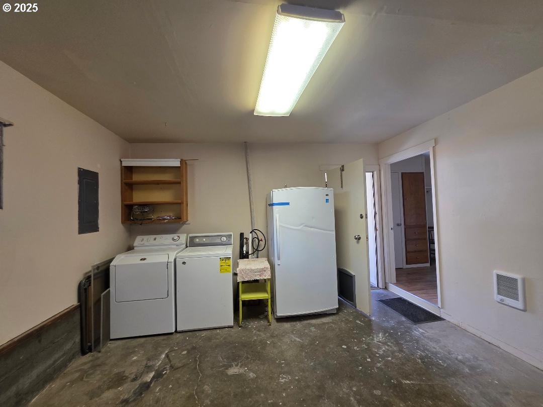614 Staats Avenue Maupin, OR 97037 - Photo 32 of 39 a utility room with dryer and washer