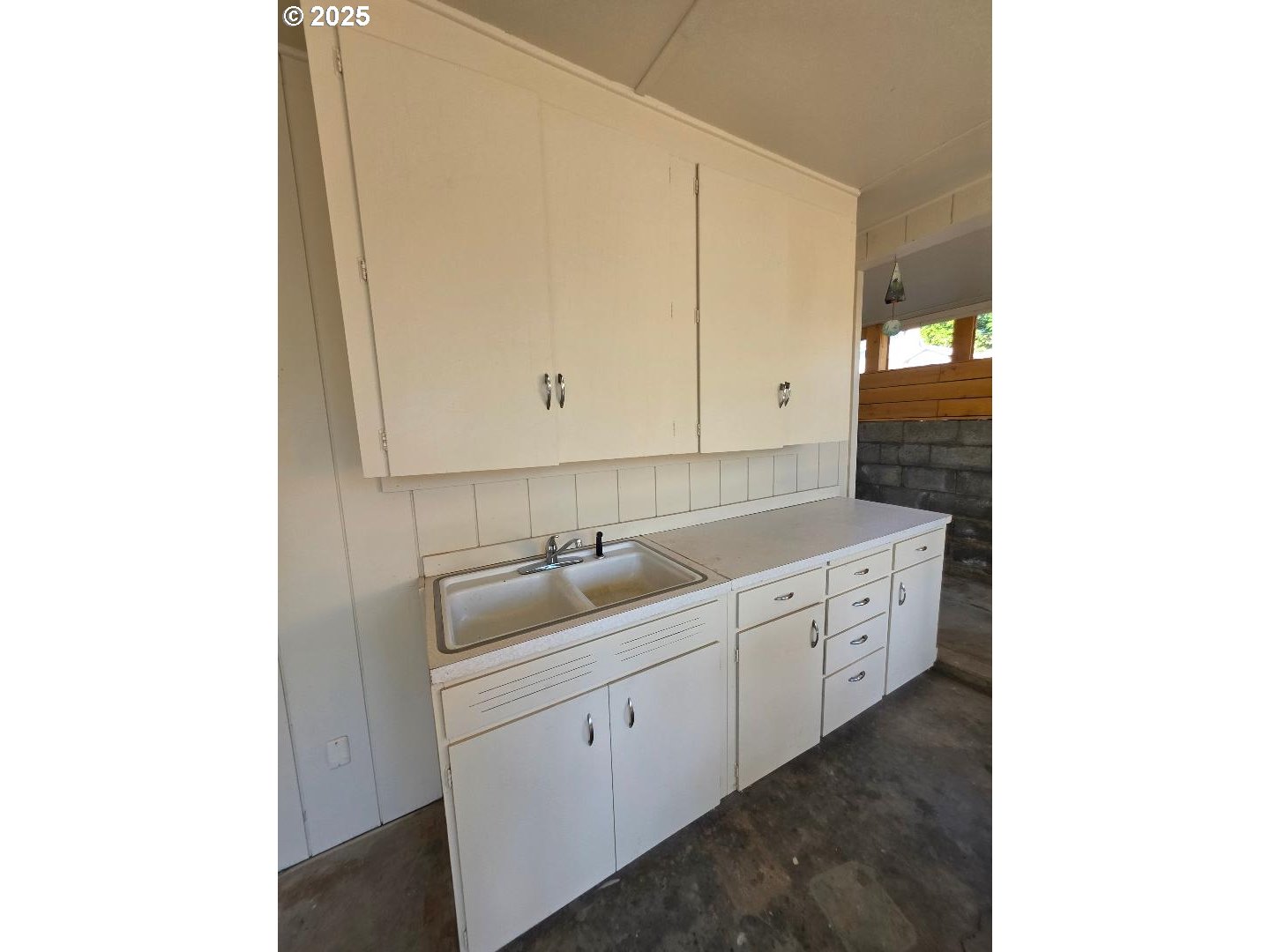 614 Staats Avenue Maupin, OR 97037 - Photo 34 of 39 a utility room with cabinets