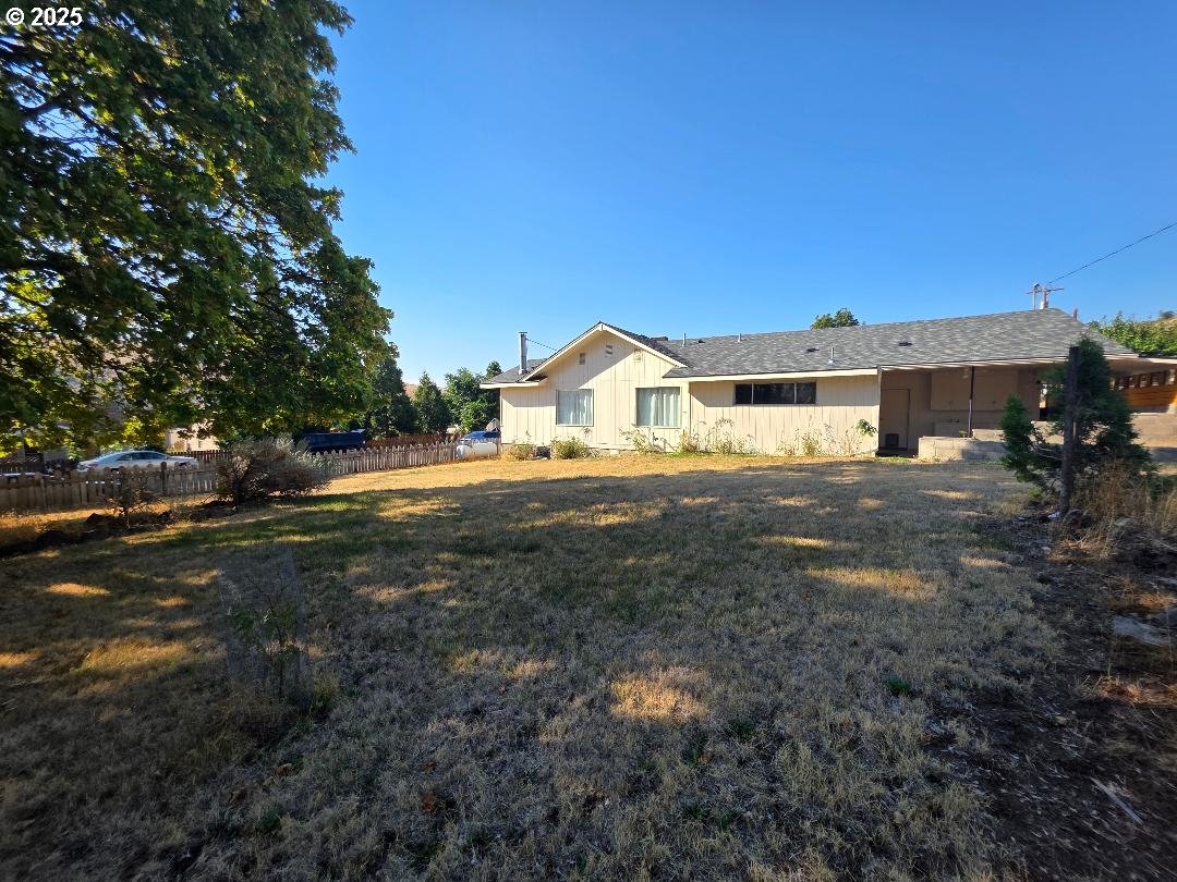 614 Staats Avenue Maupin, OR 97037 - Photo 6 of 39 a view of a house with a yard