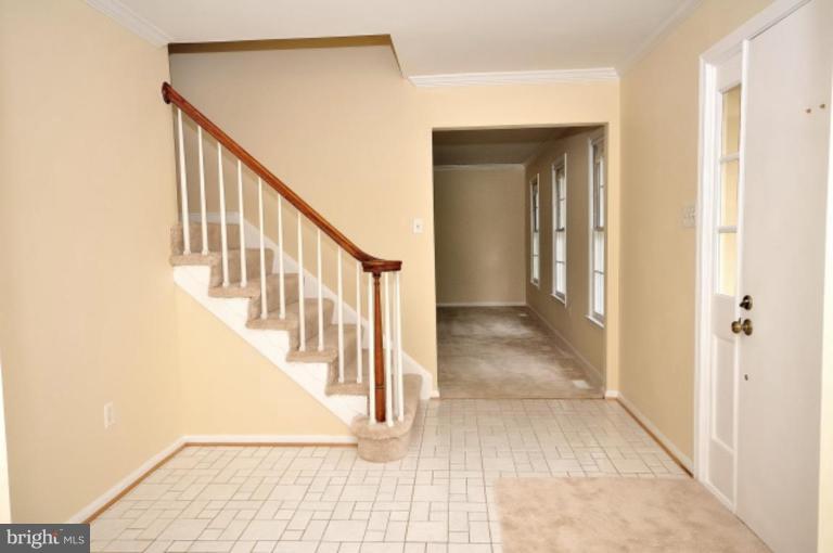9853 Natick Road Burke, VA 22015 - Photo 2 of 24 Entrance / Foyer
