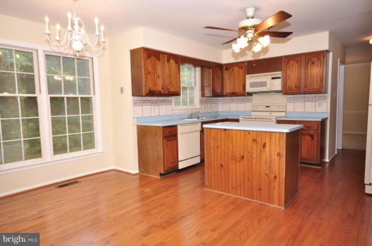 9853 Natick Road Burke, VA 22015 - Photo 10 of 24 Kitchen