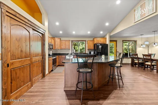 $1,000,000 | 438 Berry Hill, Cocolalla, ID 83813