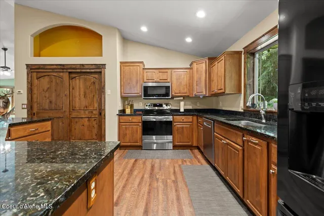 $1,000,000 | 438 Berry Hill, Cocolalla, ID 83813