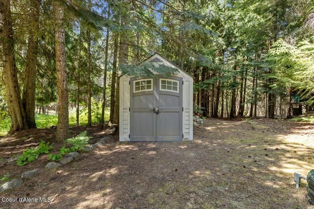 $1,000,000 | 438 Berry Hill, Cocolalla, ID 83813