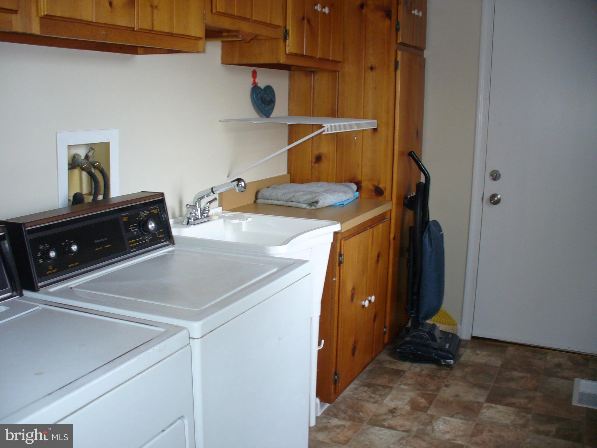 14331 Twig Road Silver Spring, MD 20905 - Photo 9 of 27 a utility room with dryer and washer