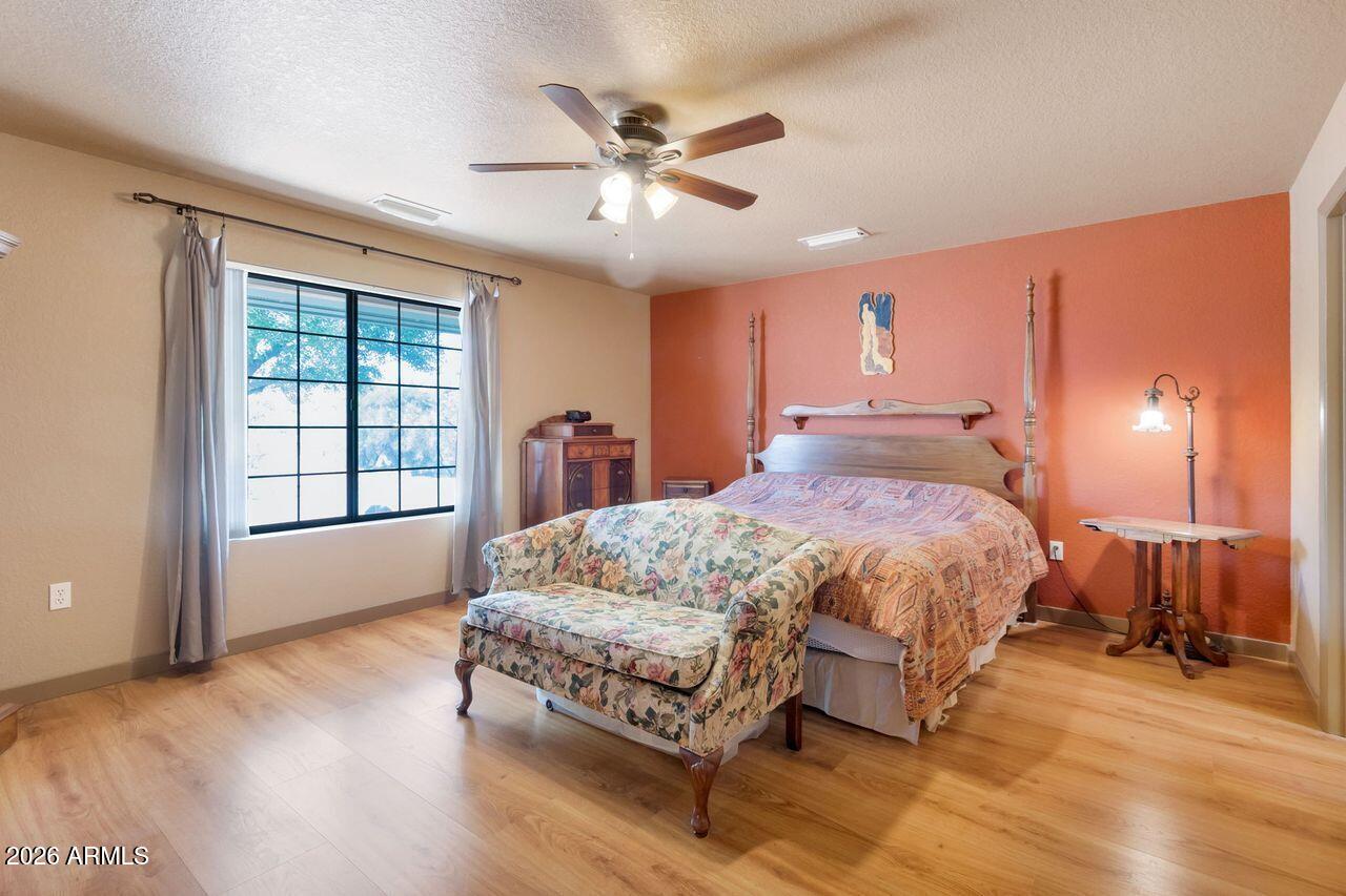 949 Rabbit Run Clarkdale, AZ 86324 - Photo 13 of 46 a spacious bedroom with a bed and a large window