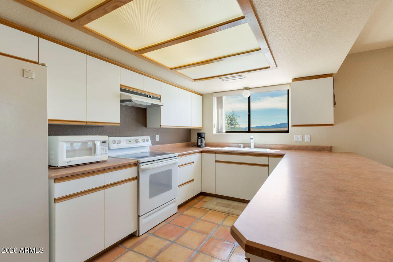 949 Rabbit Run Clarkdale, AZ 86324 - Photo 5 of 46 a large kitchen with a sink and cabinets