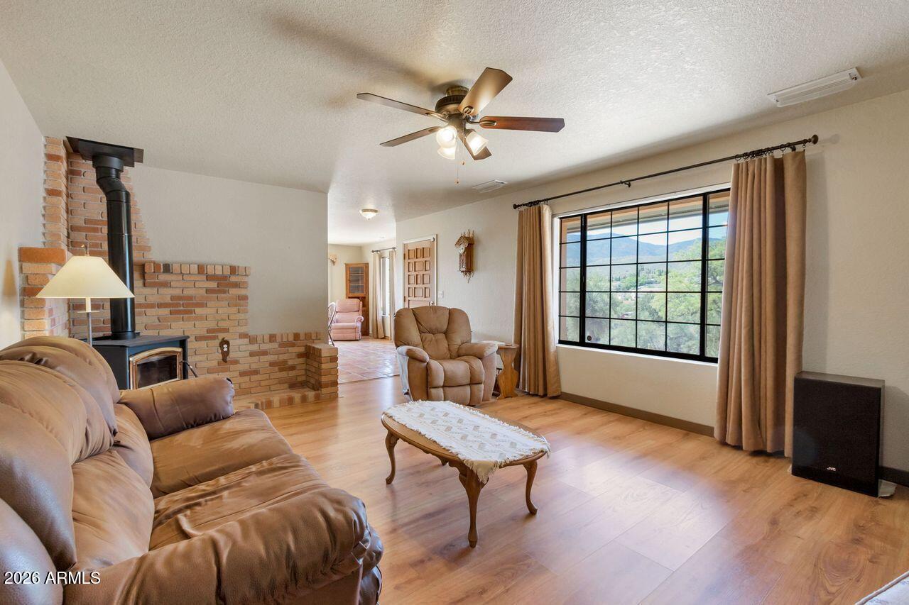 949 Rabbit Run Clarkdale, AZ 86324 - Photo 10 of 46 a living room with furniture a window and a ceiling fan