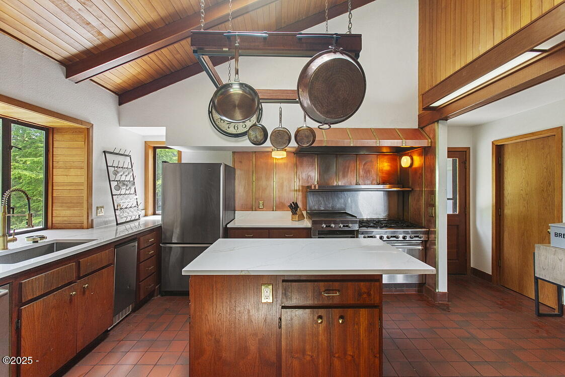 445 Summit View Lane Gleneden Beach, OR 97388 - Photo 11 of 67 Kitchen