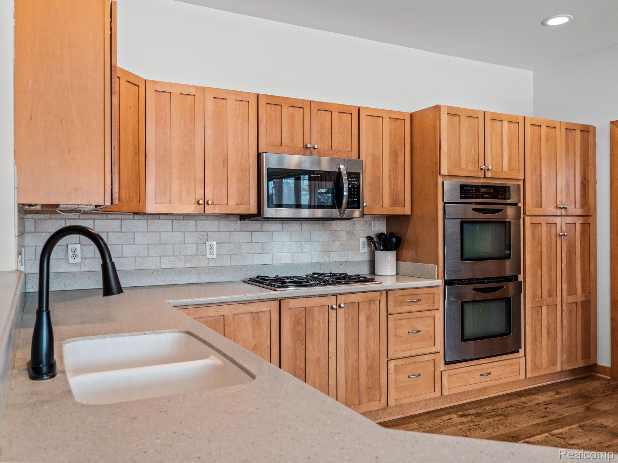 1799 West Barron Road Howell, MI 48855 - Photo 15 of 40 Double oven