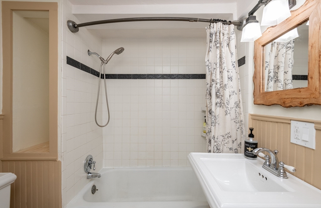 22 R Andover Street Peabody, MA 01960 - Photo 8 of 23 Gallery Image 8