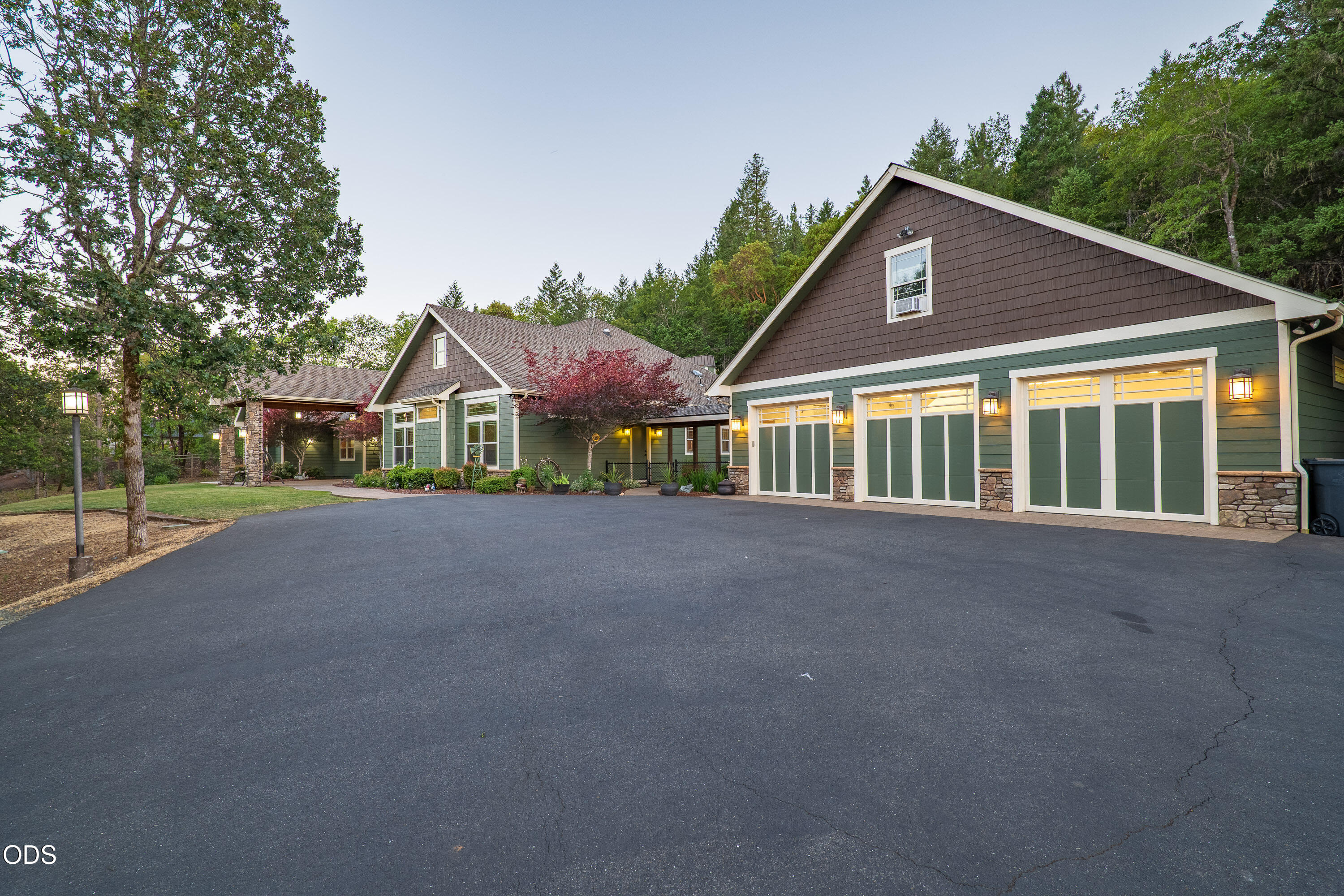 1321 Falcon Crest Lane Merlin, OR 97532 - Photo 5 of 57