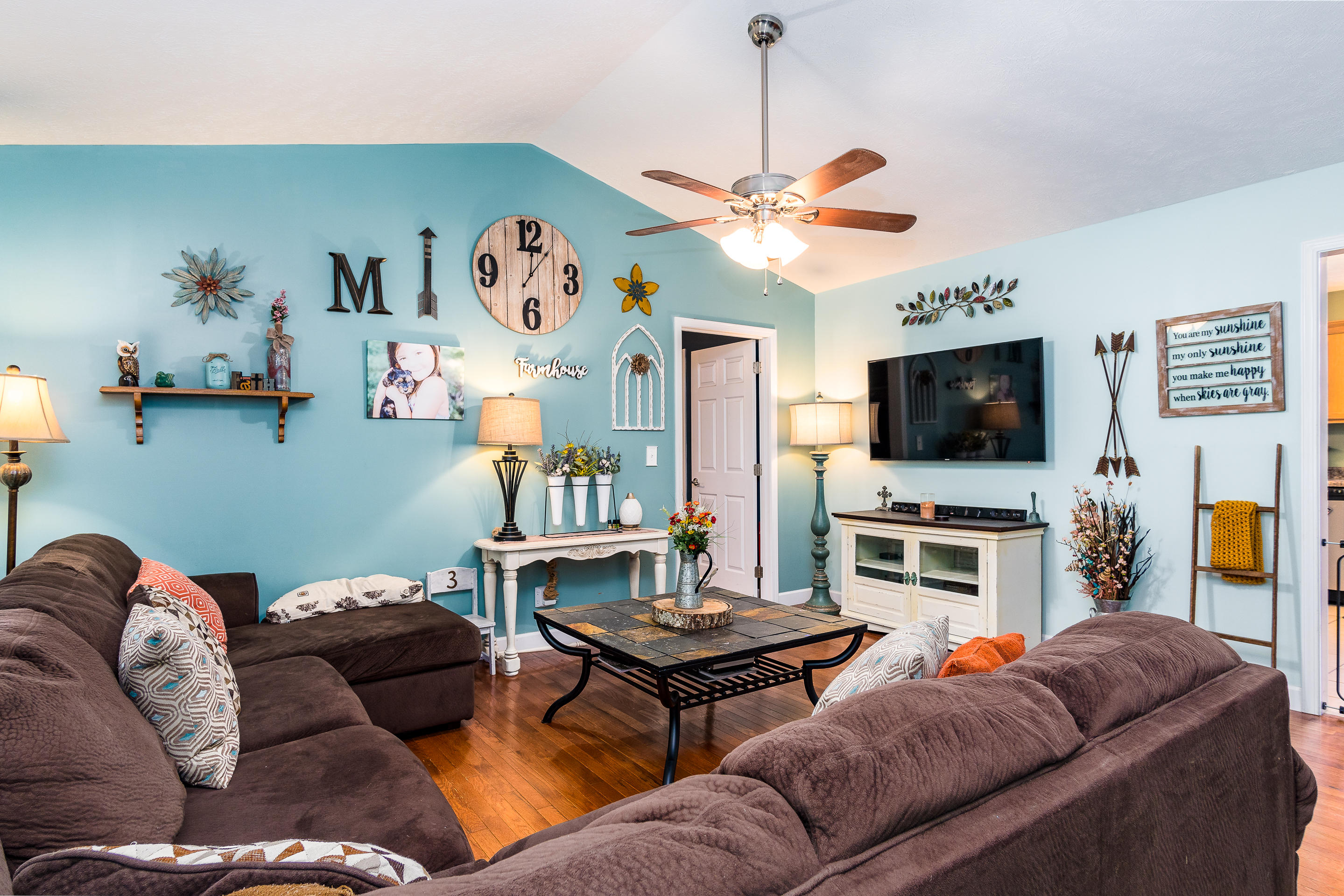 145 John Taylor Road Elizabethton, TN 37643 - Photo 4 of 17 Living Room