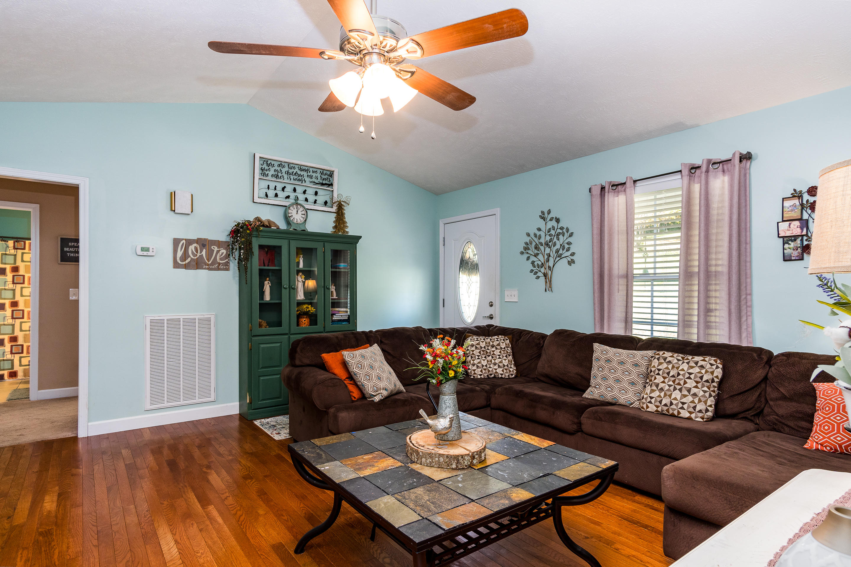 145 John Taylor Road Elizabethton, TN 37643 - Photo 5 of 17 Living Room