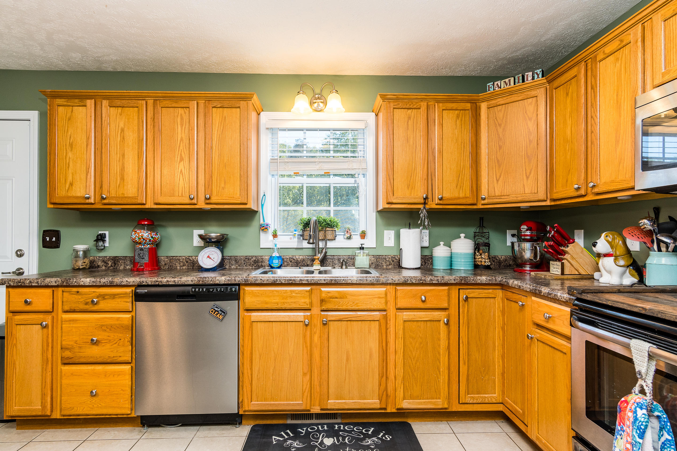 145 John Taylor Road Elizabethton, TN 37643 - Photo 6 of 17 Kitchen