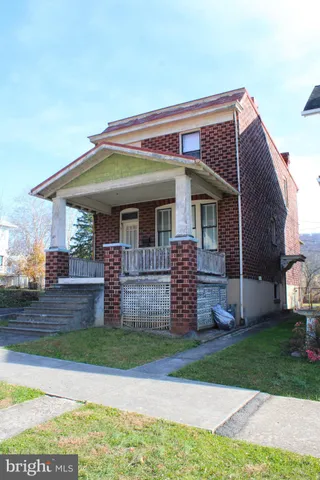 front view of house with a yard