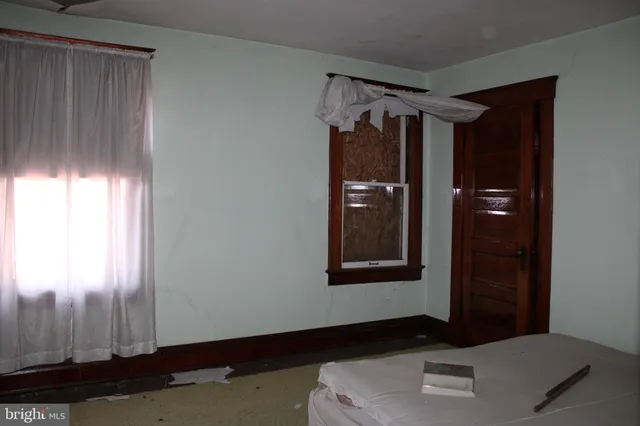 a bed room with a bed