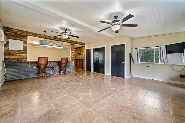 a view of a livingroom with furniture and a ceiling fan