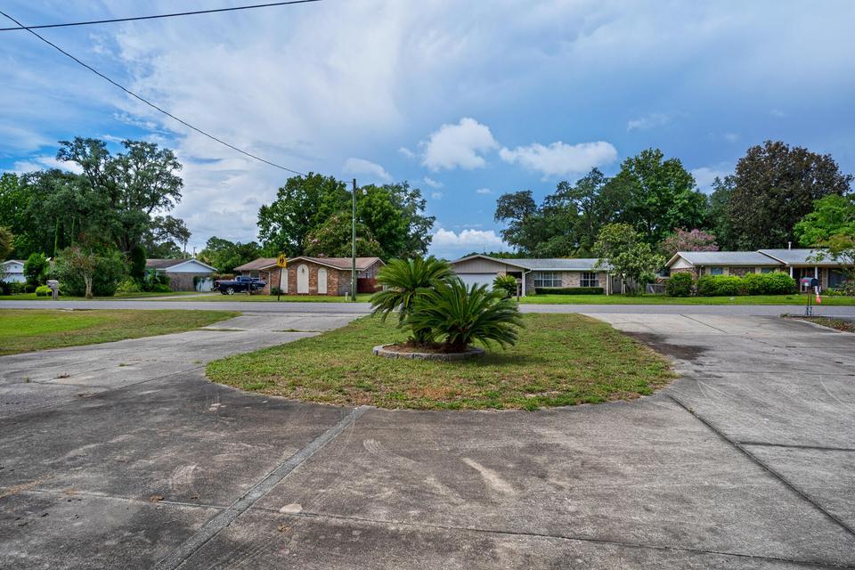 318 Pelham Road Fort Walton Beach, FL 32547 - Photo 3 of 21 20250529195207162351000000-o