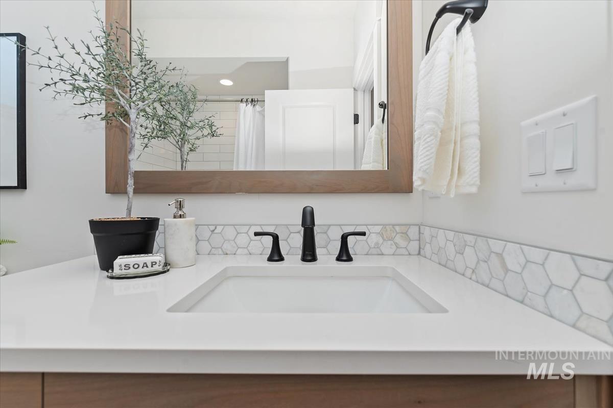 2242 East Rodeo Street Kuna, ID 83634 - Photo 21 of 37 Full bath featuring vanity and curtained shower