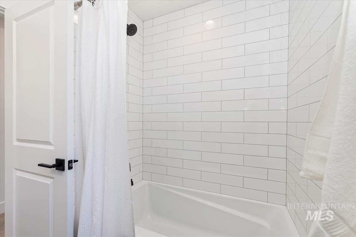 2242 East Rodeo Street Kuna, ID 83634 - Photo 22 of 37 Bathroom with shower / tub combo with curtain