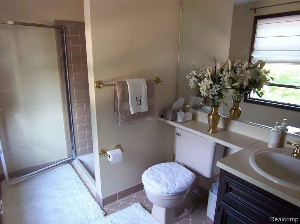 1450 Antler Court Rochester, MI 48309 - Photo 16 of 25 Master Bathroom