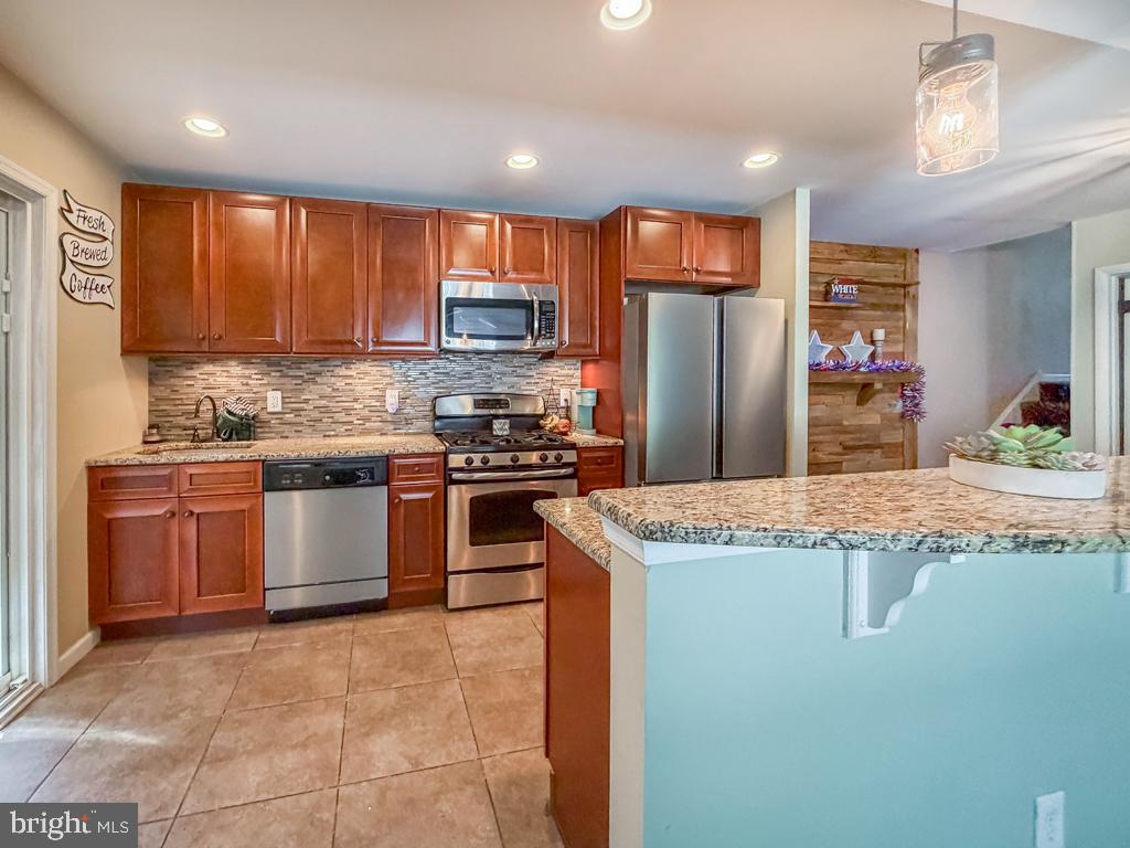 9015 Cloverly Road Philadelphia, PA 19136 - Photo 11 of 37 Kitchen with Granite Countertops & Breakfast Bar