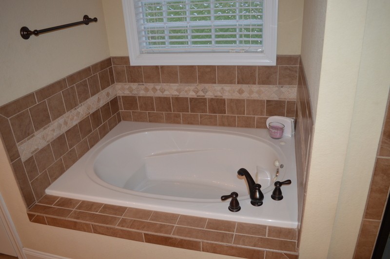 812 Little Springs Road Clarksville, TN 37040 - Photo 8 of 19 a bathroom with a tub