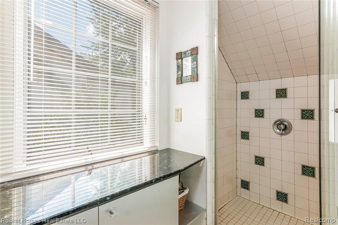 903 Fisher Road Grosse Pointe, MI 48230 - Photo 18 of 38 018-Master_Bathroom-2942503-medium.jpg