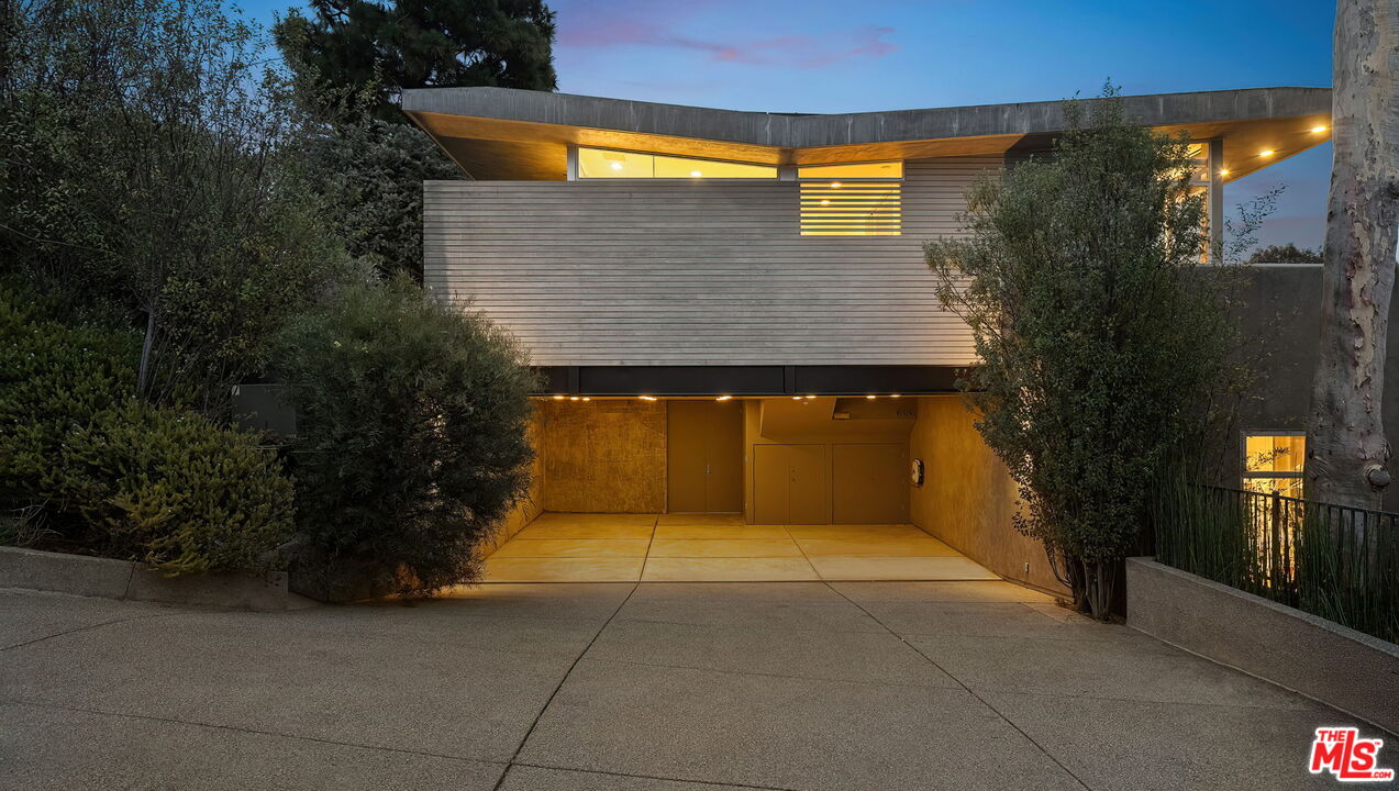 901 Kenter Way Los Angeles, CA 90049 - Photo 29 of 31