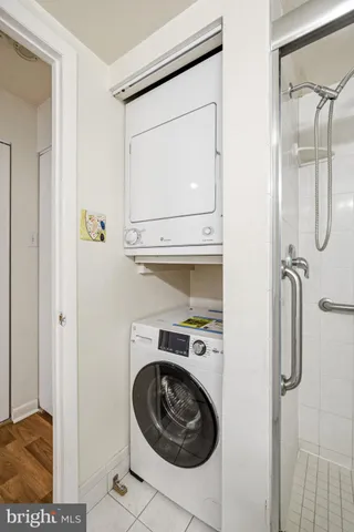 a utility room with mirror washer and dryer