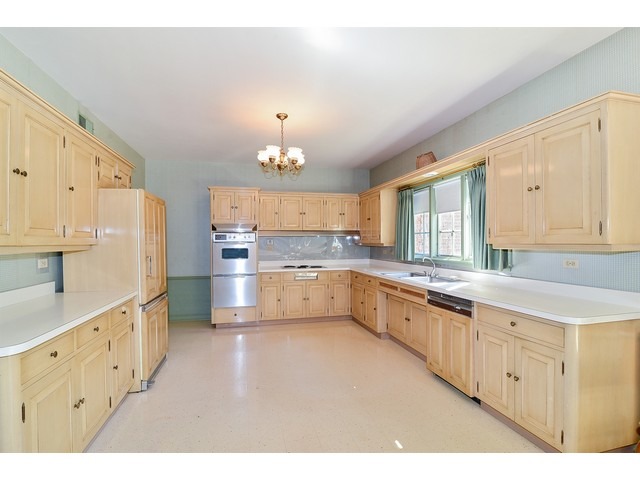 350 Uvedale Road Riverside, IL 60546 - Photo 8 of 19