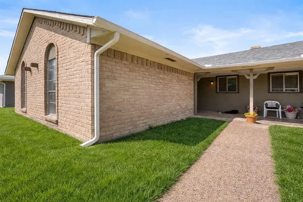 a front view of house with yard