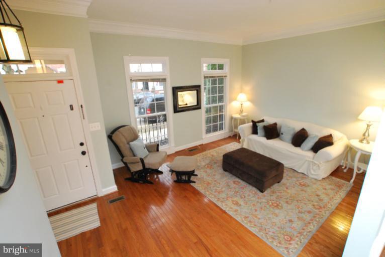 334 Hart Road Gaithersburg, MD 20878 - Photo 4 of 25 Living Room