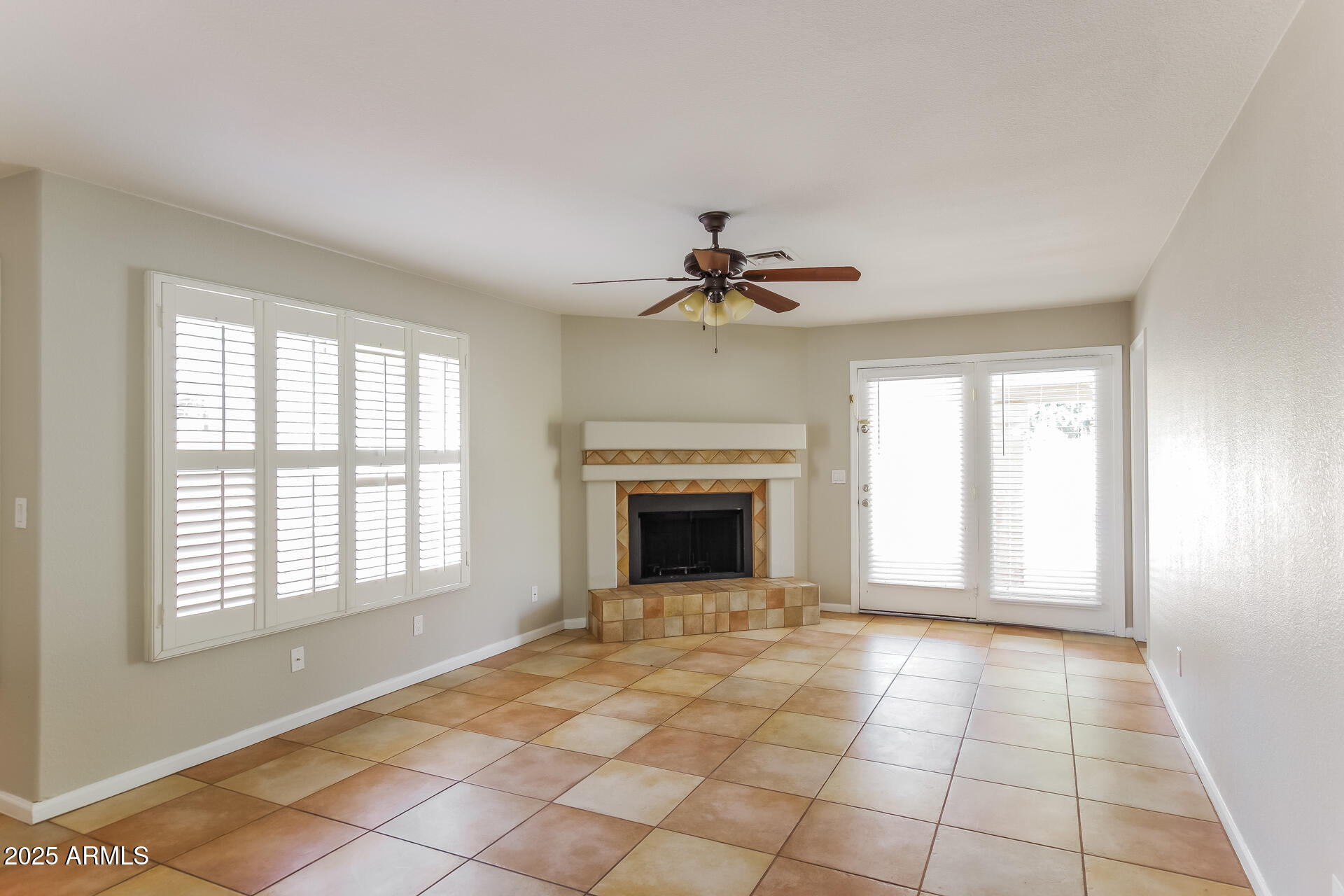 18702 North 67th Drive Glendale, AZ 85308 - Photo 3 of 17 004-photo-living-room-8265450