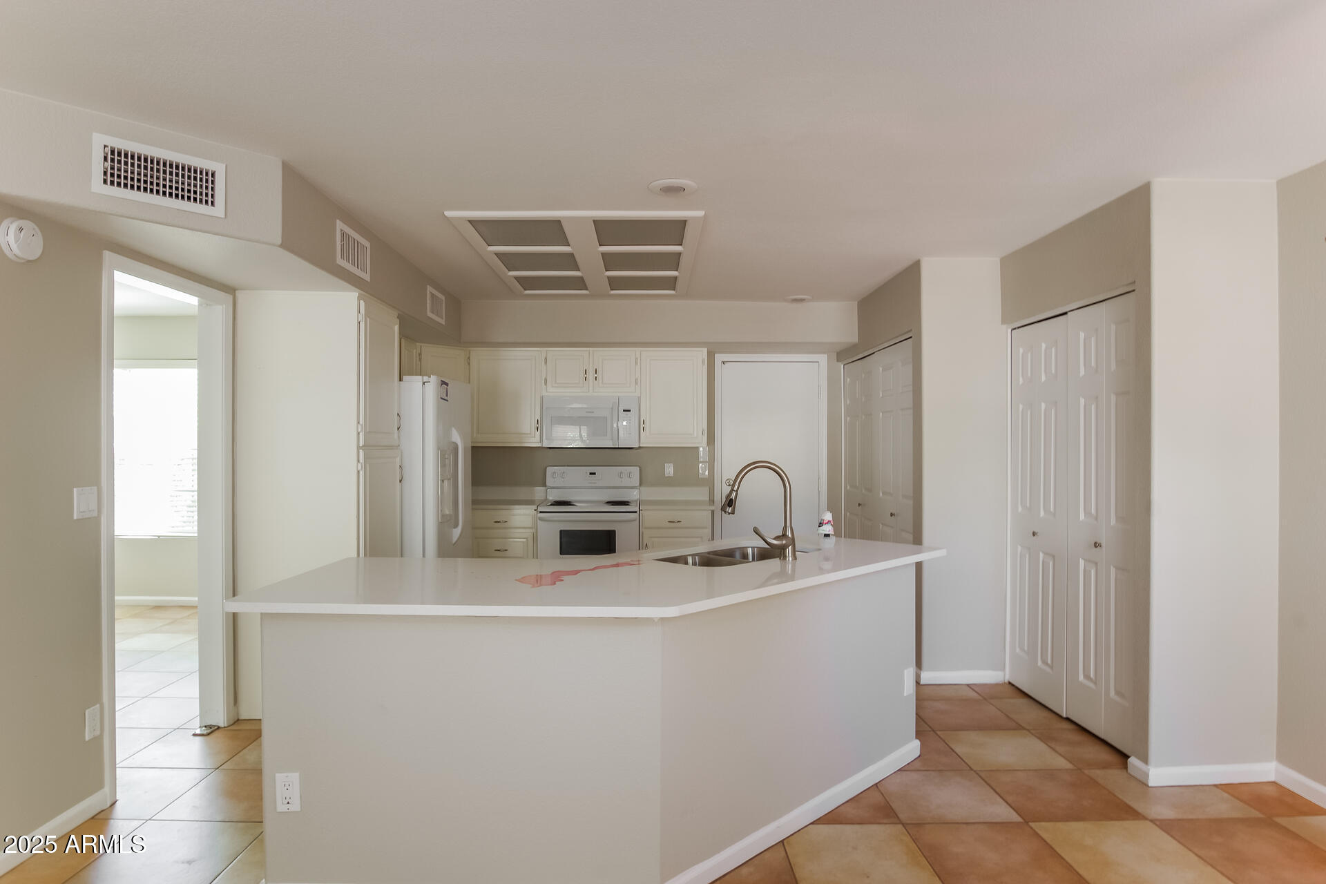 18702 North 67th Drive Glendale, AZ 85308 - Photo 5 of 17 006-photo-kitchen-8265451