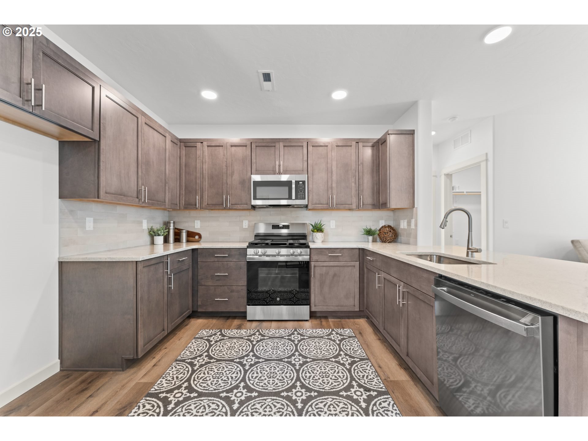 5184 Holly Street Springfield, OR 97478 - Photo 3 of 8