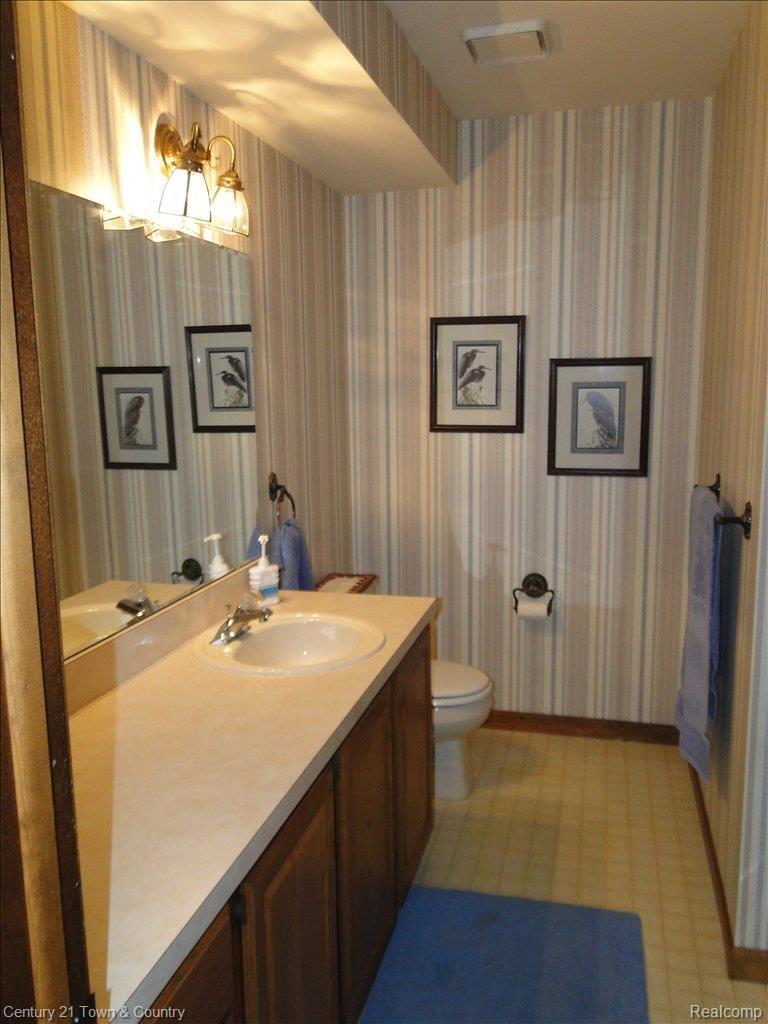 8293 Holcomb Road Clarkston, MI 48348 - Photo 13 of 22 Main Bath