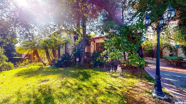 a view of yard with tree in front of it