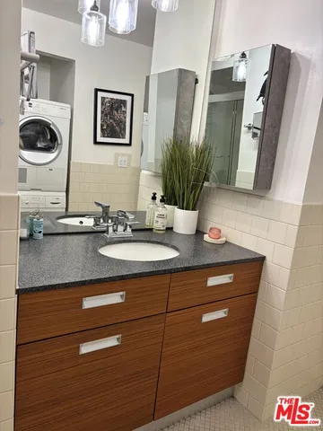 $2,500 | 746 South Los Angeles Street, Unit 302, Los Angeles, CA 90014